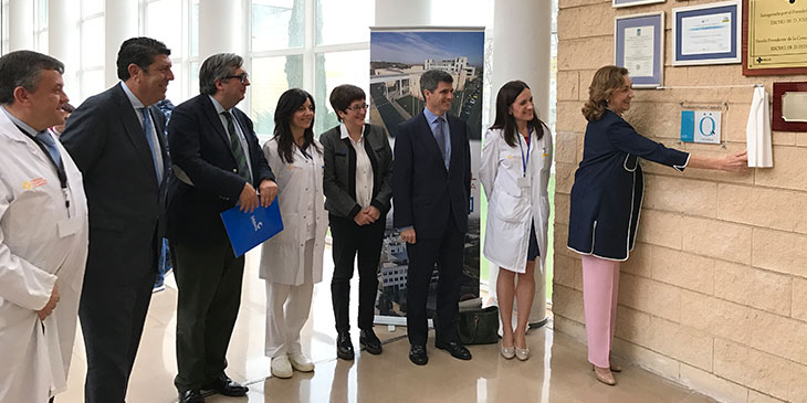 María Martín, Consejera de Salud de la Rioja descubre la placa de la Acreditación QH** de la fundación IDIS en el Hospital de Calahorra